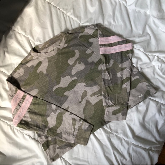 Hollister - Must Have Collection: Camo Cropped Long Sleeve Shirt - Picture 1 of 6